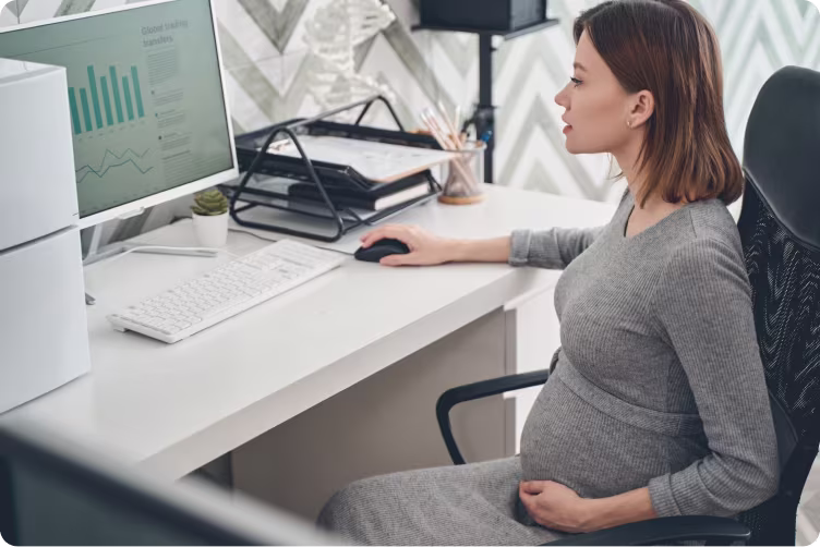 Maternity Leave 1 pregnant lady using computer at work